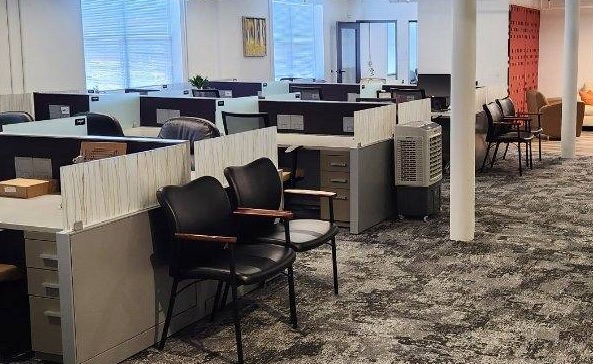Open floor of reservable day desks and workstations